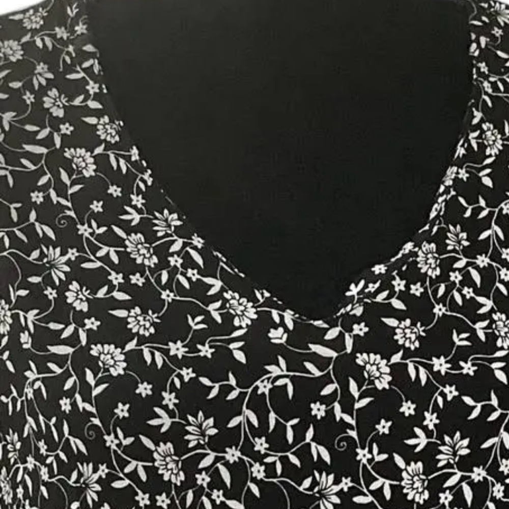 Gorgeous Cynthia Rowley black & white floral 3/4” sleeve size L shirt - Picture 5 of 6